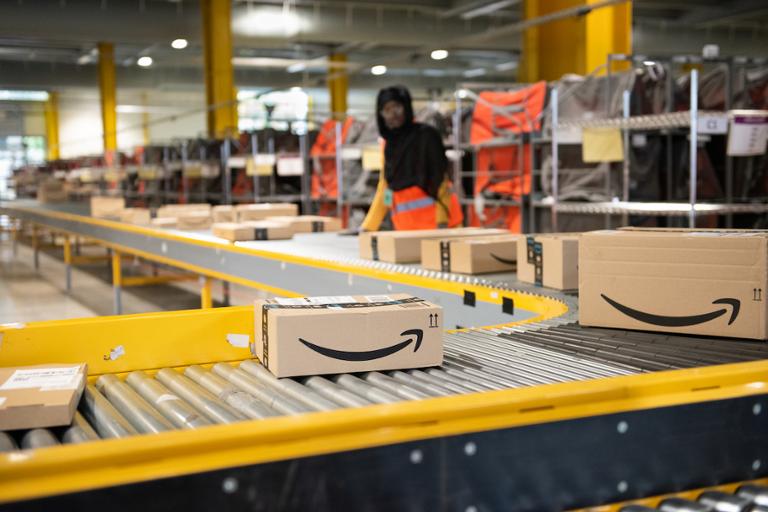 shutterstock_1514808596.jpg Main image of article Amazon Plans on Hiring 55,000 More Technologists, Corporate Employees